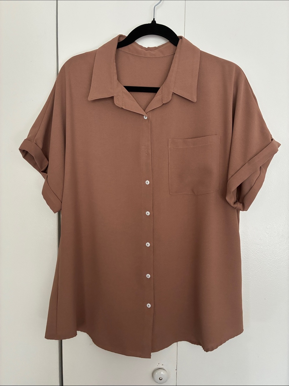 Relaxed Button-Down Short Sleeve Shirt in Clay Brown